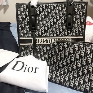 Never use this one it is a COPY ONLY !It comes with pouch also!